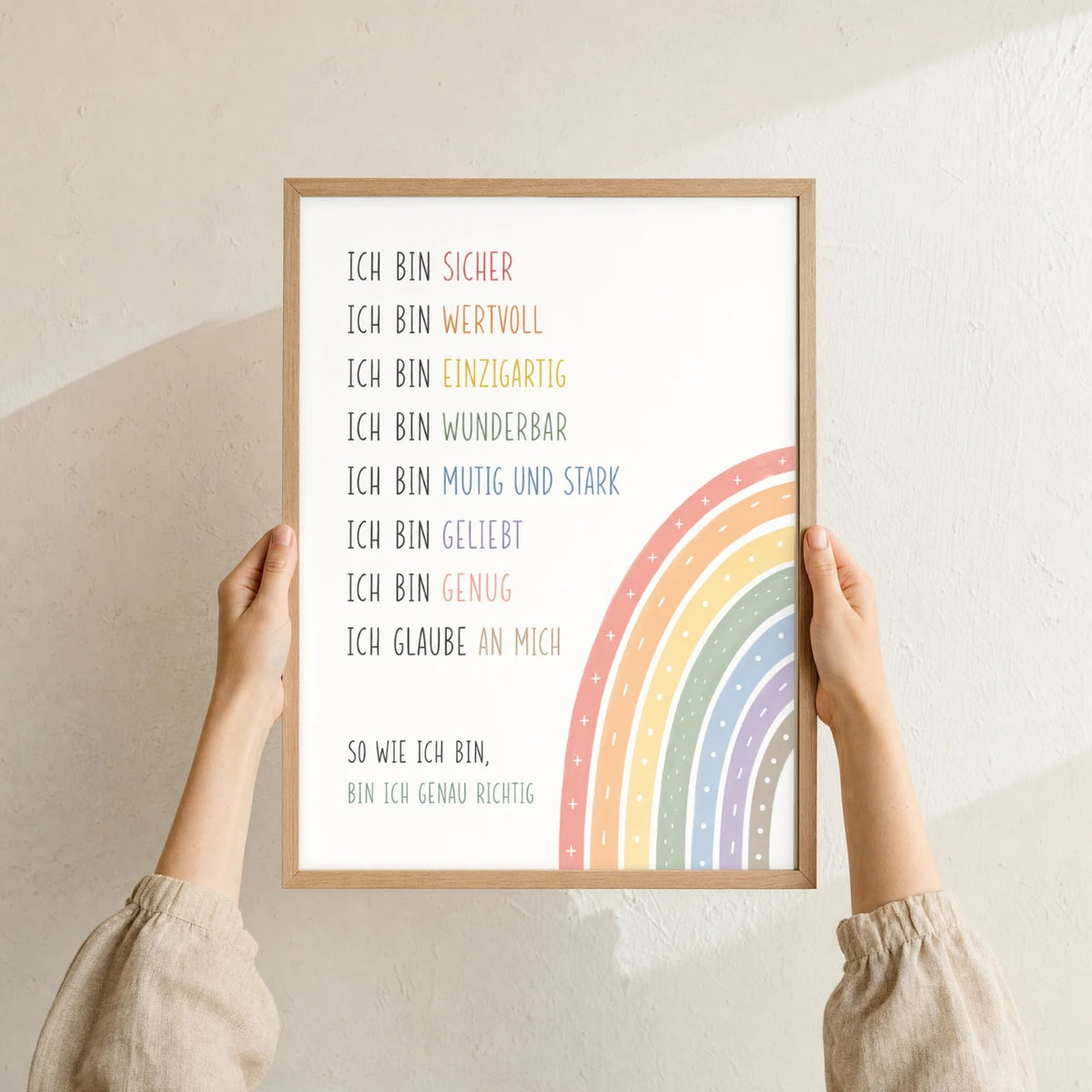 Affirmationsposter âMinimal Ich binâ im Holzrahmen in den HĂ€nden gehalten â Taufgeschenk und Kinderzimmer Deko