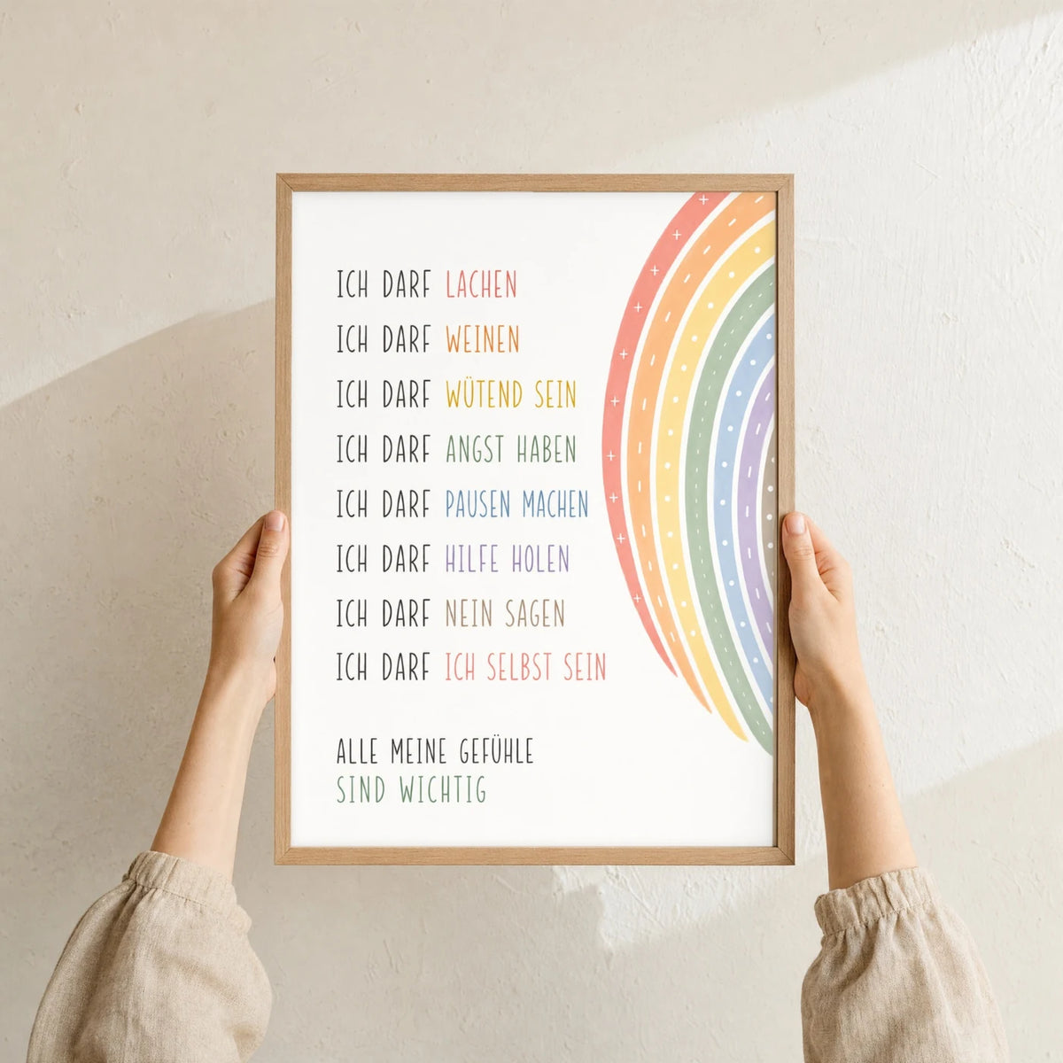 Affirmationsposter âMinimal Ich darfâ im Holzrahmen in den HĂ€nden gehalten â Taufgeschenk und Kinderzimmer Deko