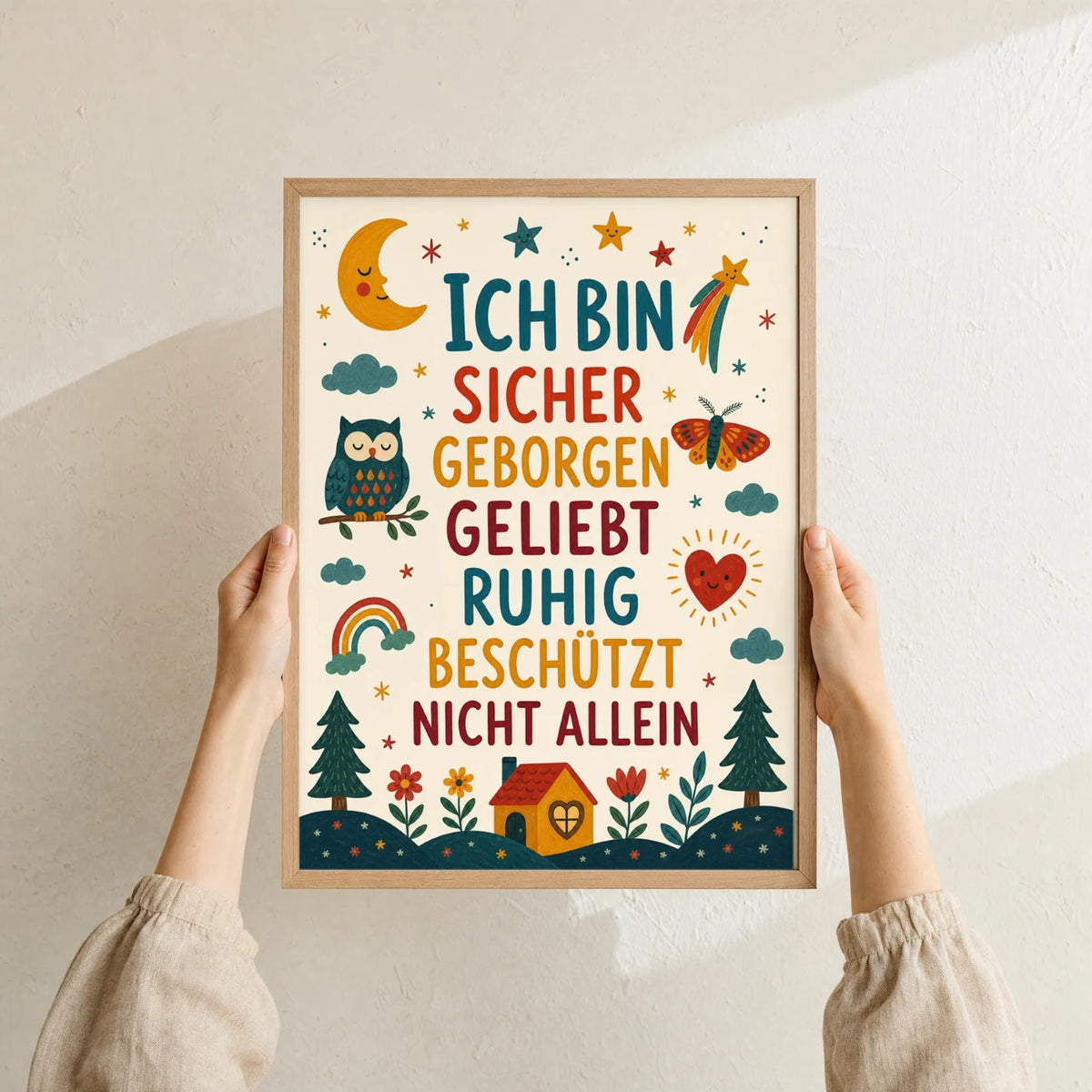 Affirmationsposter âNachthimmel Ich bin sicherâ im Holzrahmen in den HĂ€nden gehalten â Taufgeschenk und Kinderzimmer Deko