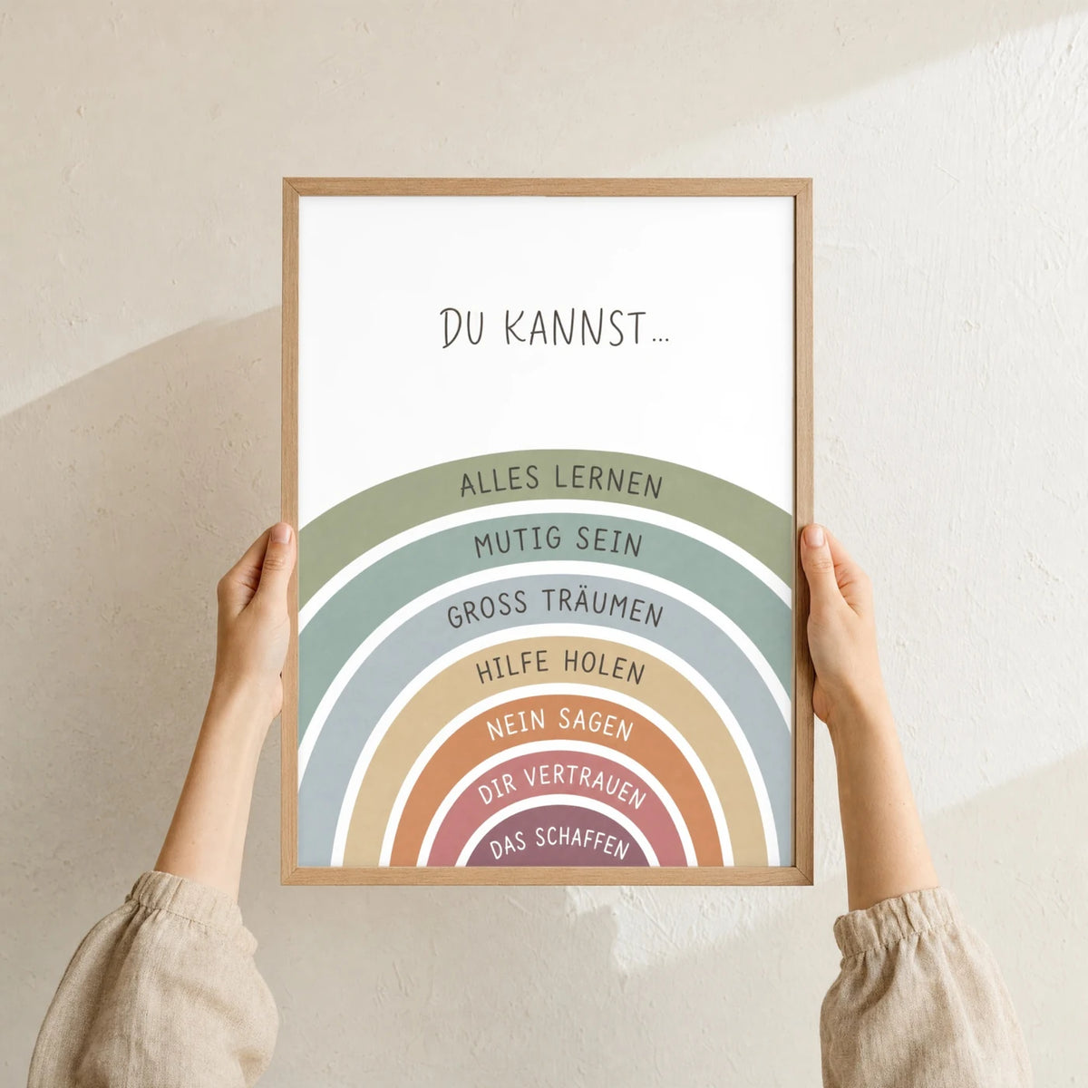 Affirmationsposter âRegenbogen Du kannstâ im Holzrahmen in den HĂ€nden gehalten â Taufgeschenk und Kinderzimmer Deko