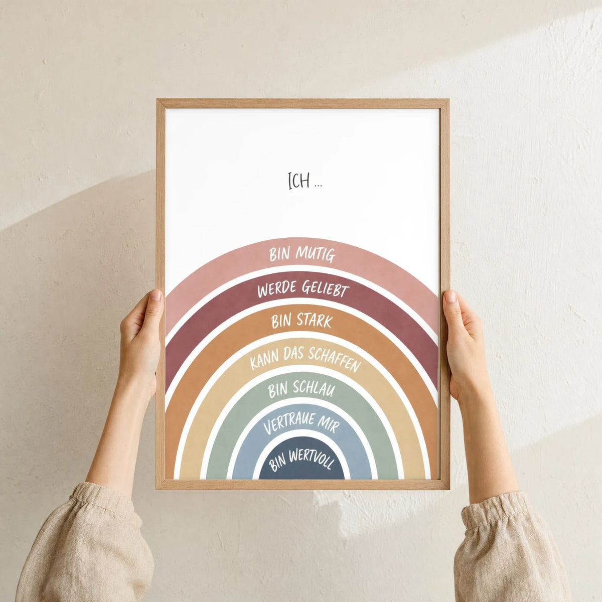 Affirmationsposter âRegenbogen Ich bin mutigâ im Holzrahmen in den HĂ€nden gehalten â Taufgeschenk und Kinderzimmer Deko