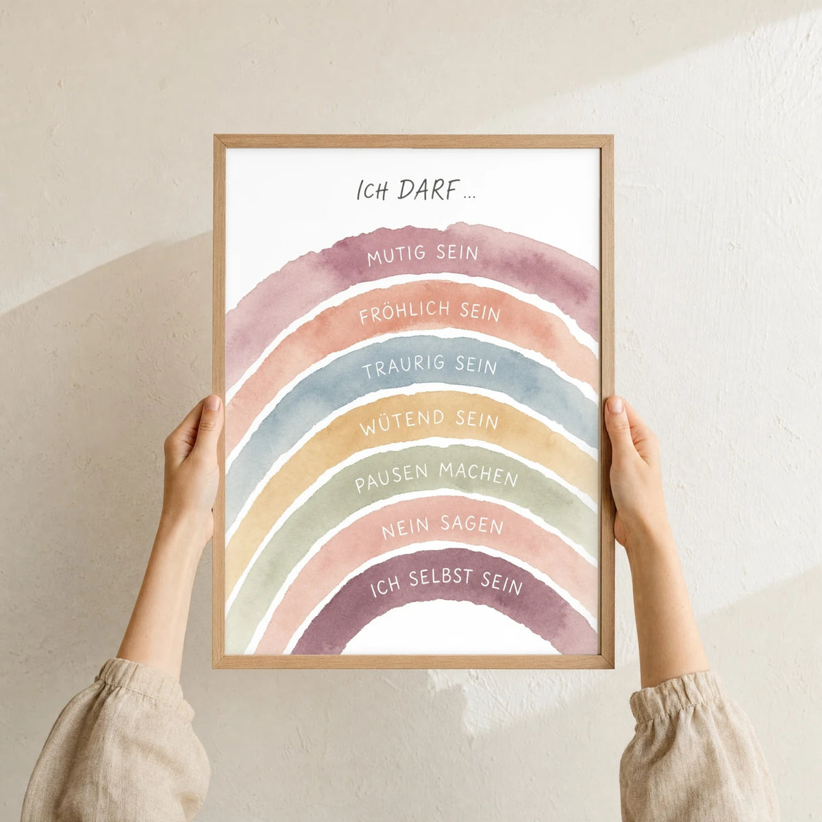 Affirmationsposter âRegenbogen Ich darfâ im Holzrahmen in den HĂ€nden gehalten â Taufgeschenk und Kinderzimmer Deko