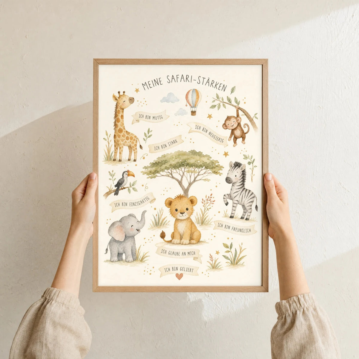 Affirmationsposter âSafari-StĂ€rkenâ im Holzrahmen in den HĂ€nden gehalten â Taufgeschenk und Kinderzimmer Deko