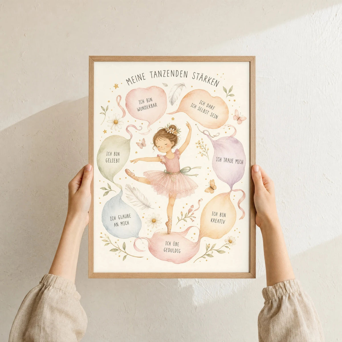 Affirmationsposter âTanzende StĂ€rkenâ im Holzrahmen in den HĂ€nden gehalten â Taufgeschenk und Kinderzimmer Deko