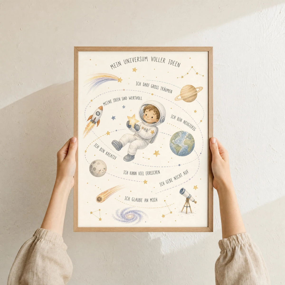 Affirmationsposter âUniversum voller Ideenâ im Holzrahmen in den HĂ€nden gehalten â Taufgeschenk und Kinderzimmer Deko