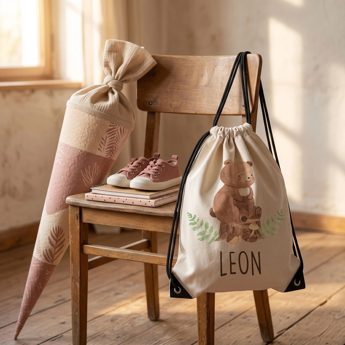Personalisierter Turnbeutel BĂ€r, Geschenkidee zur Einschulung neben der SchultĂŒte