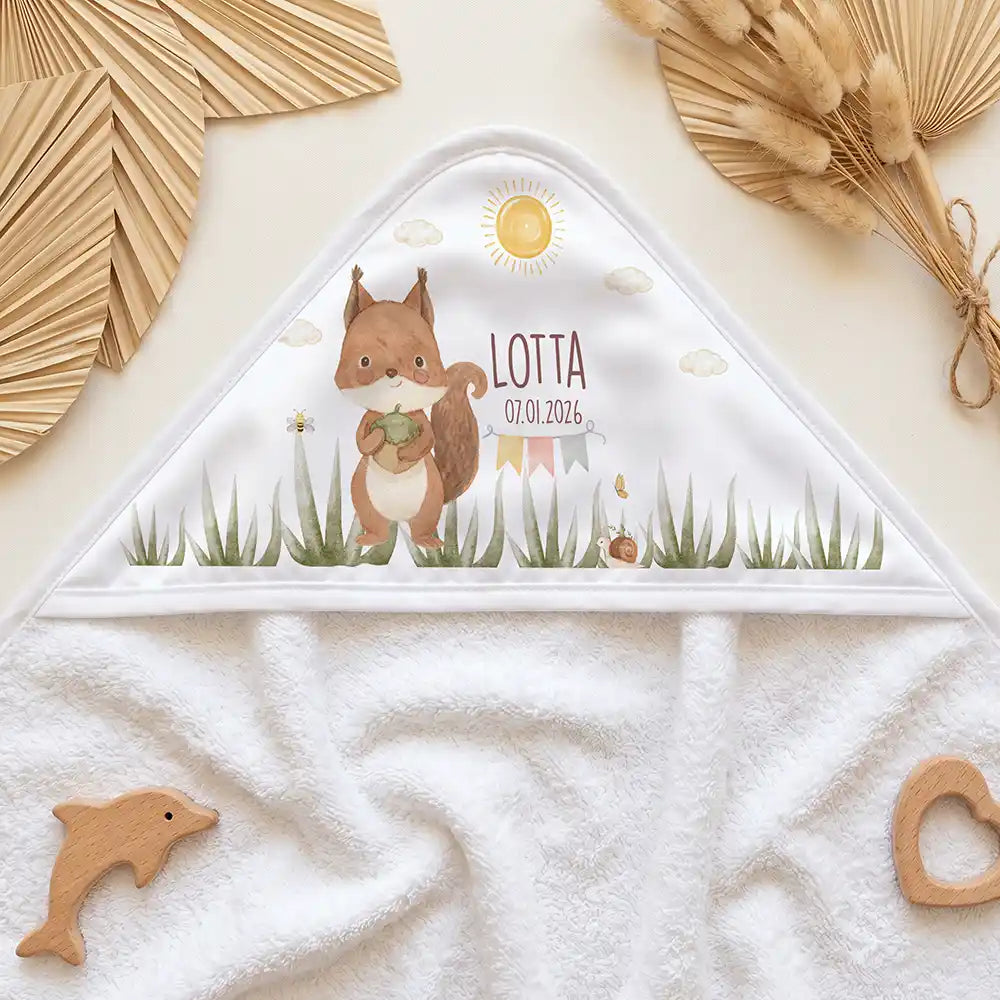 Personalisiertes Kapuzenhandtuch Baby Eichhörnchen Geburt â Kapuzen-Detail im Holzspielzeug-Setup