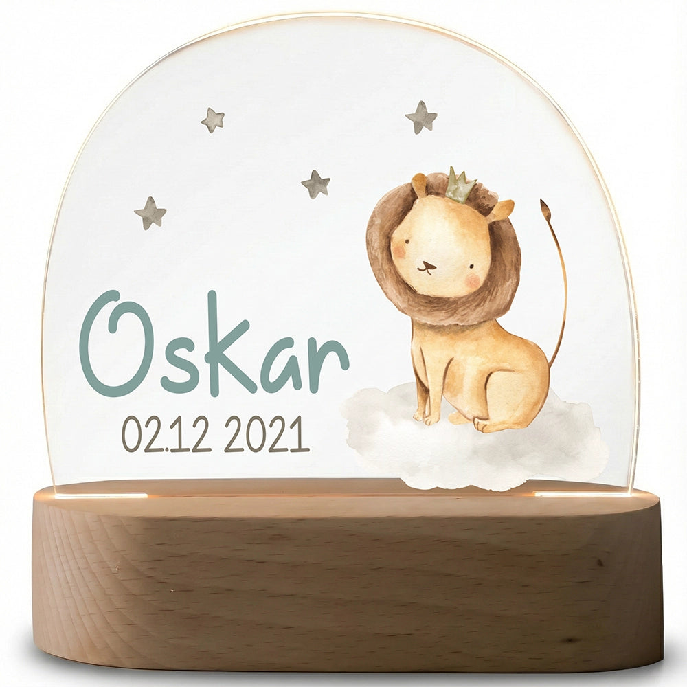 Nachtlampe Löwe mit Namen ausgeschaltet – klares Acrylglas auf Holzsockel