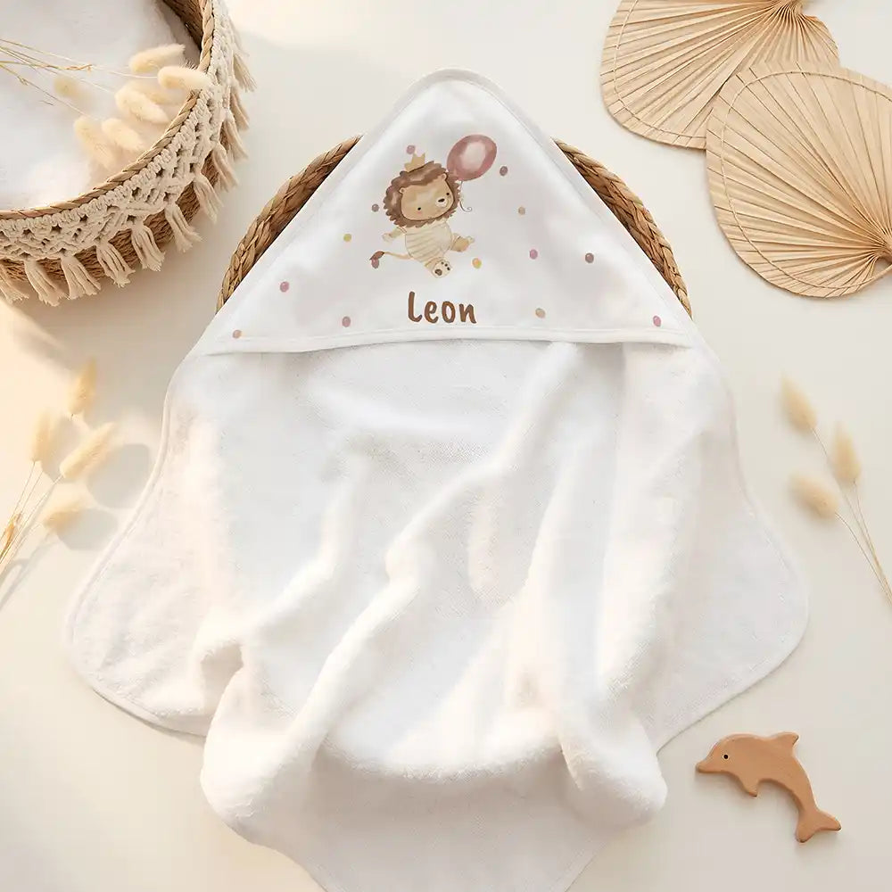 Personalisiertes Kapuzenhandtuch Baby Löwe Geburtstag – Doppel-Flatlay mit Eukalyptus
