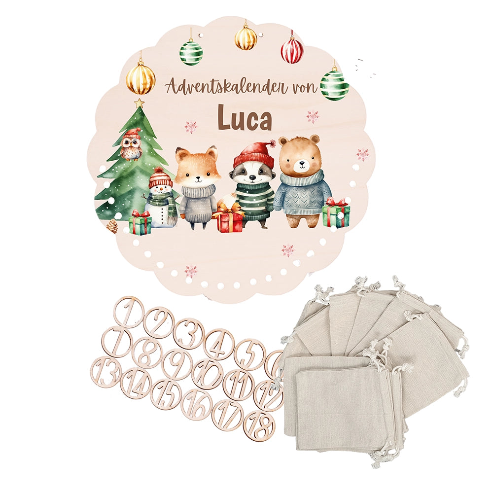 Personalisierter runder Adventskalender Kinder aus Holz - Waldtiere mit Weihnachtsmützen