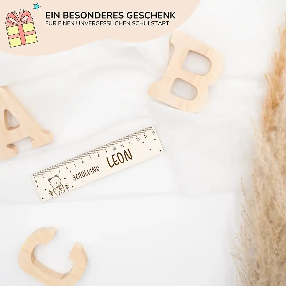 nahaufnahme des personalisierten holzlineals mit bĂ€r und maĂangaben