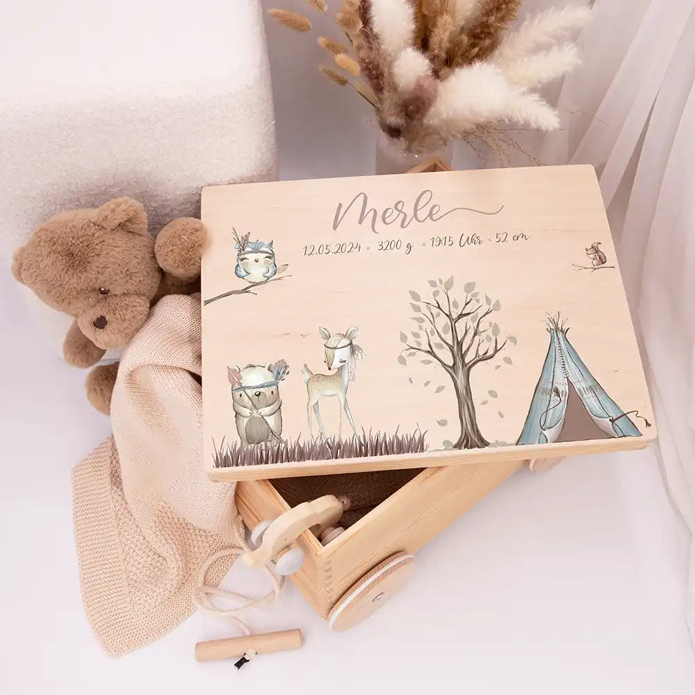 Spielzeugkiste mit Rädern personalisiert - Tipi
