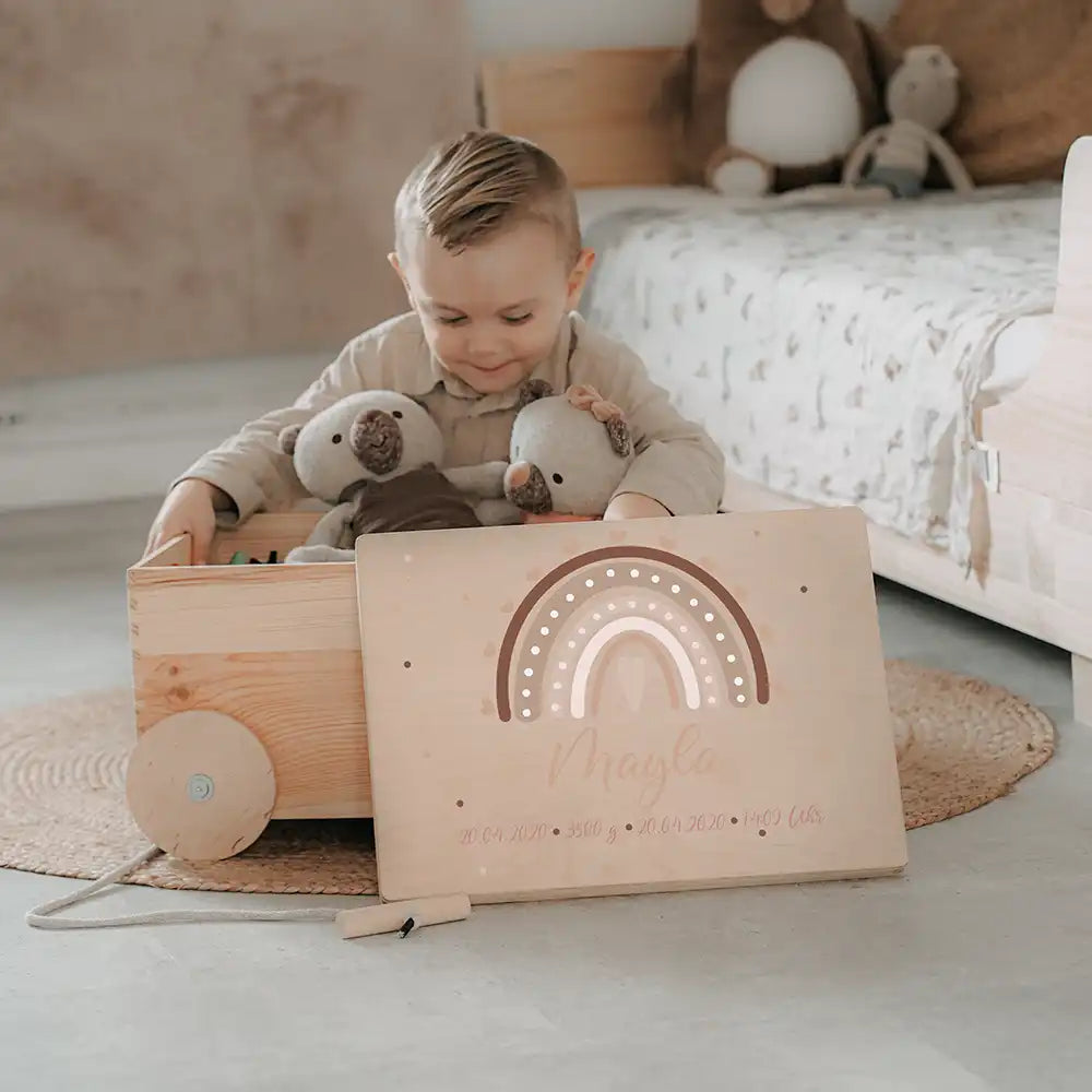 Spielzeugkiste mit Rädern personalisiert - Beige Regenbogen