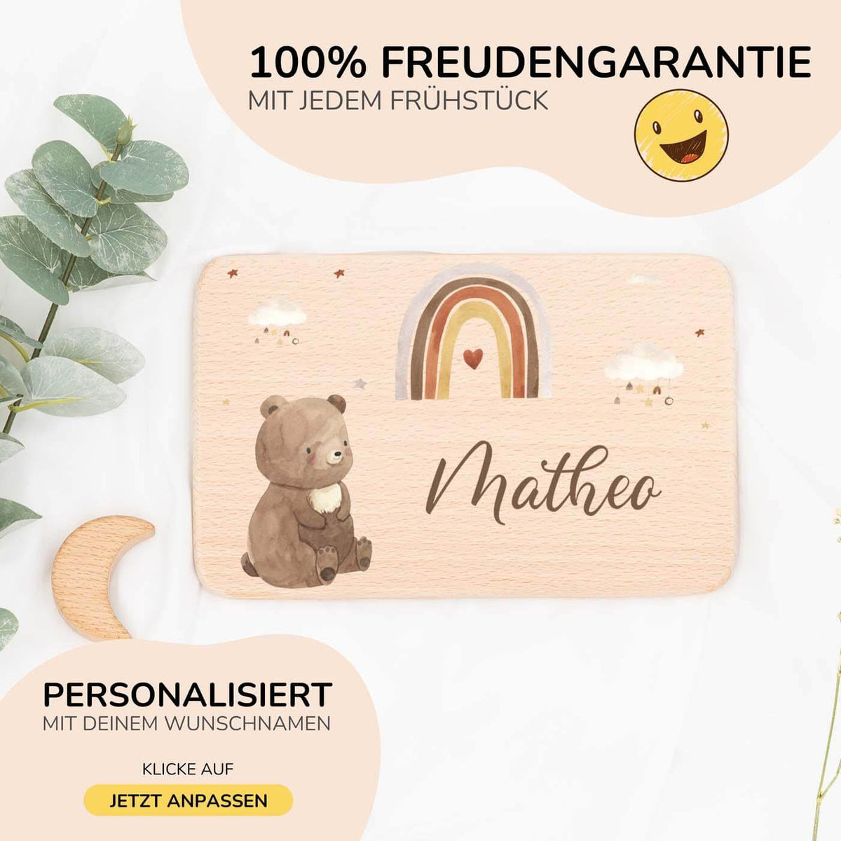 nahaufnahme des frühstücksbrettchens mit boho bär und regenbogen motiv
