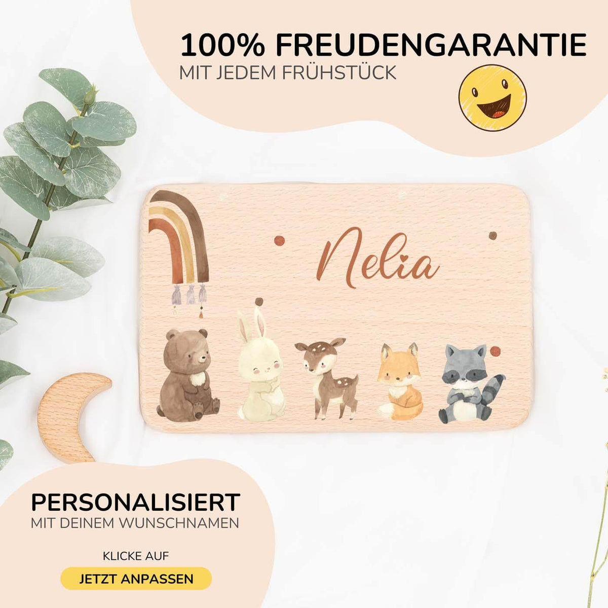 nahaufnahme des frühstücksbrettchens mit boho tierfamilie und regenbogen motiv
