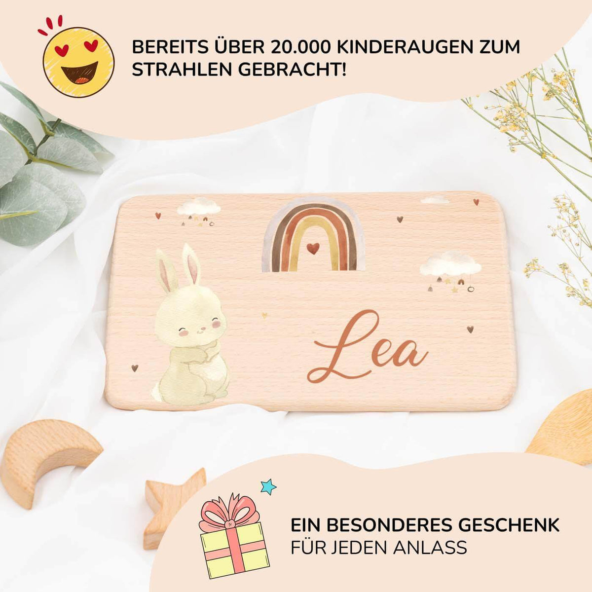 personalisiertes frühstücksbrettchen aus holz mit boho hase und regenbogen