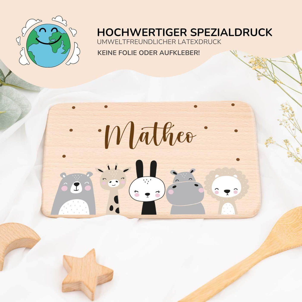 personalisiertes frühstücksbrettchen aus holz mit tierfamilie