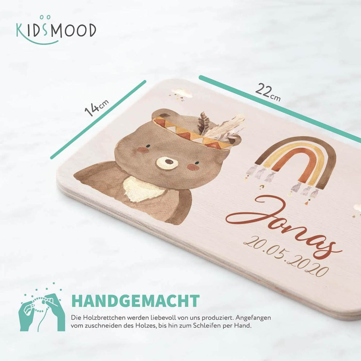 detailansicht der gravur auf dem frühstücksbrettchen mit bär boho