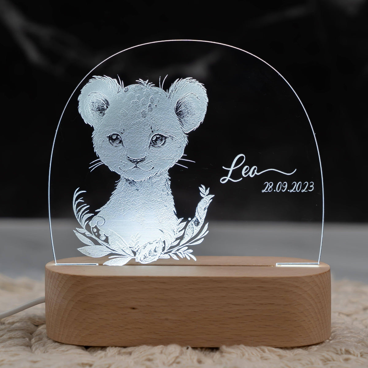 handgefertigte nachtlampe mit baby-löwe gravur