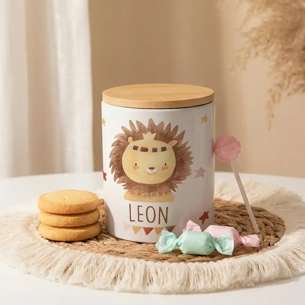 Personalisierte Keksdose Löwe Boho aus Keramik mit Bambusdeckel - Wunschname - kadsmood.com