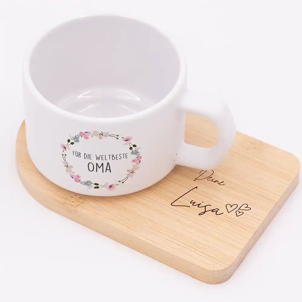 Muttertagsgeschenk Keramikbecher Blumenkranz Weltbeste Oma – matter Keramikbecher personalisiert mit Bambus-Untersetzer Gravur