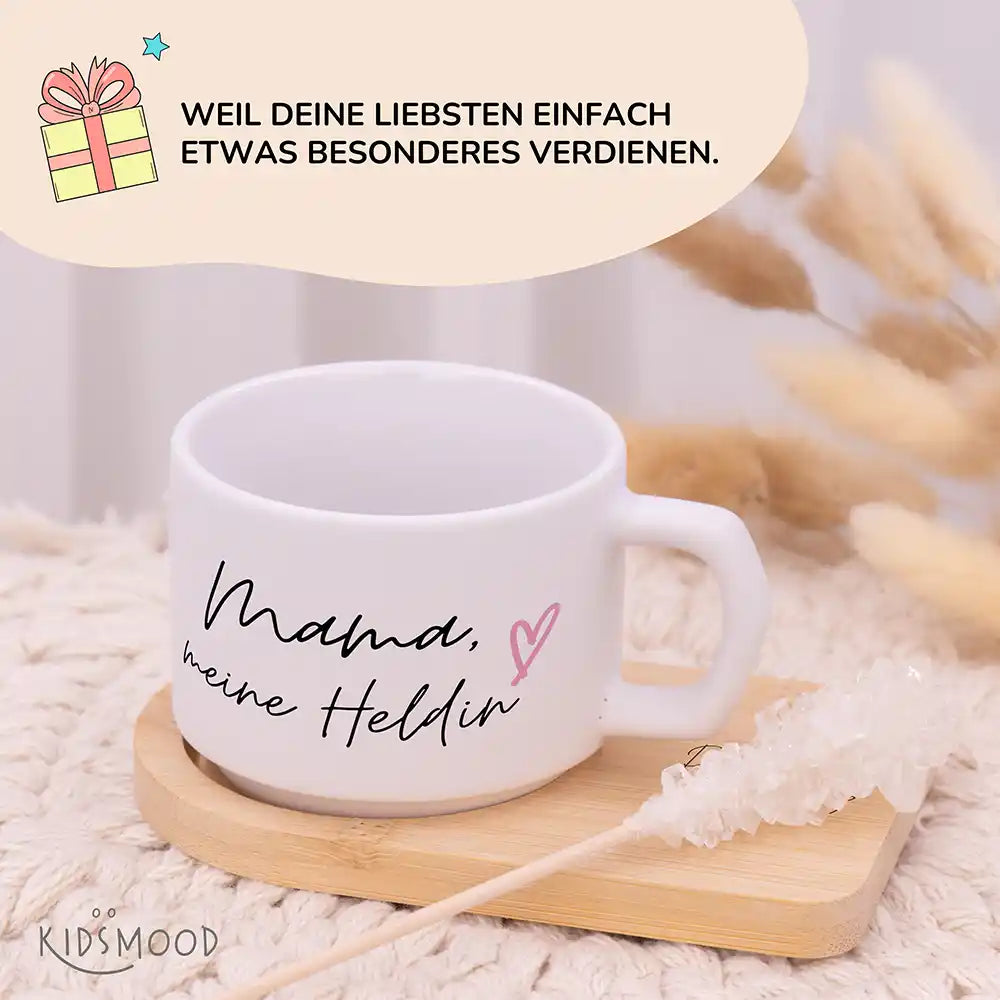 Keramiktasse made in Hamburg Mama meine Heldin â Bambus-Untersetzer personalisiert