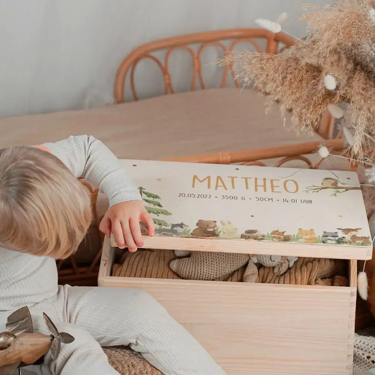 Erinnerungskiste für Babys erstes Jahr mit individuellen Fächern - handgefertigte Holzbox mit personalisierbarem Deckel für Ultraschallbilder, Armbänder und erste Söckchen