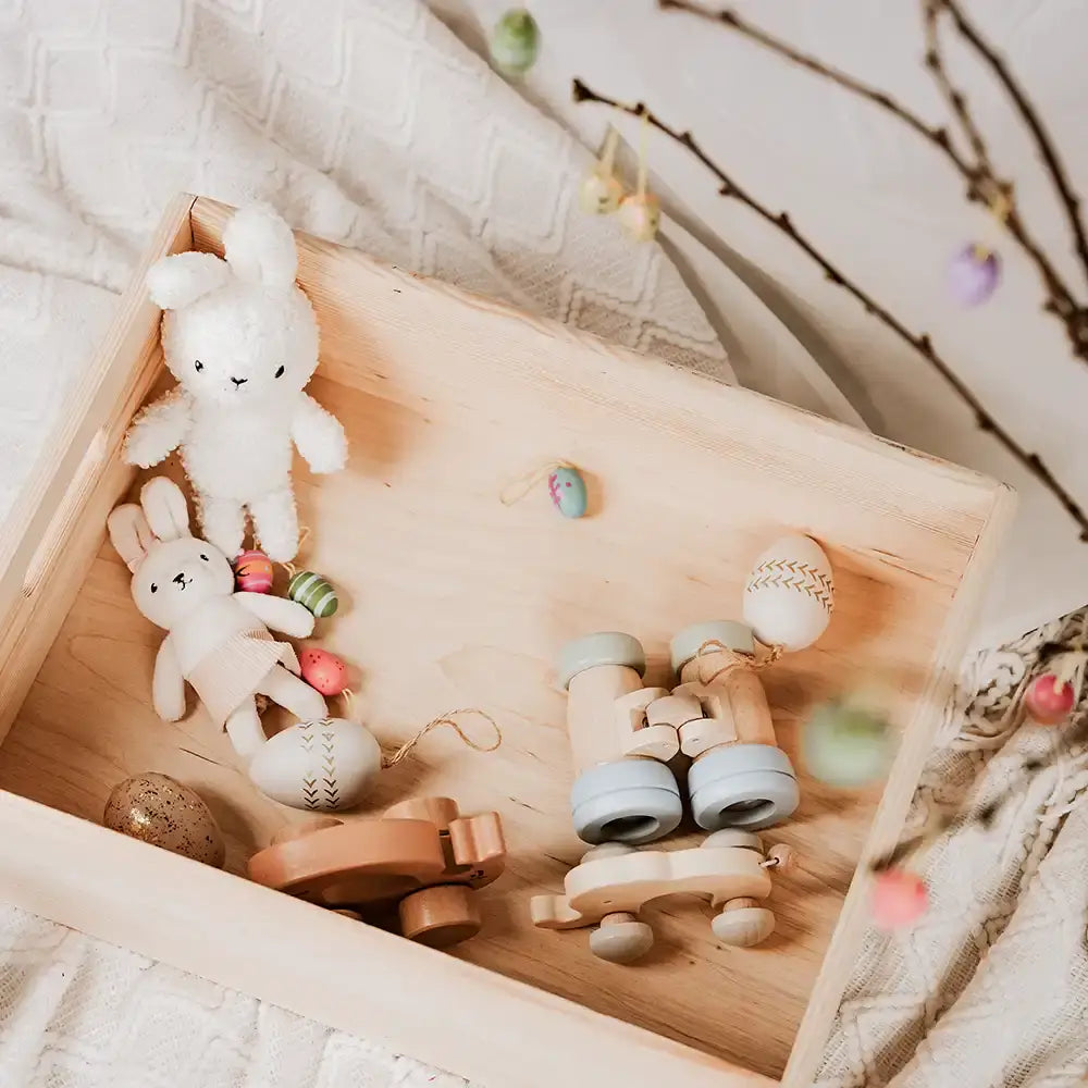 Osterkiste Holz personalisiert - Häschen im Blumenbad