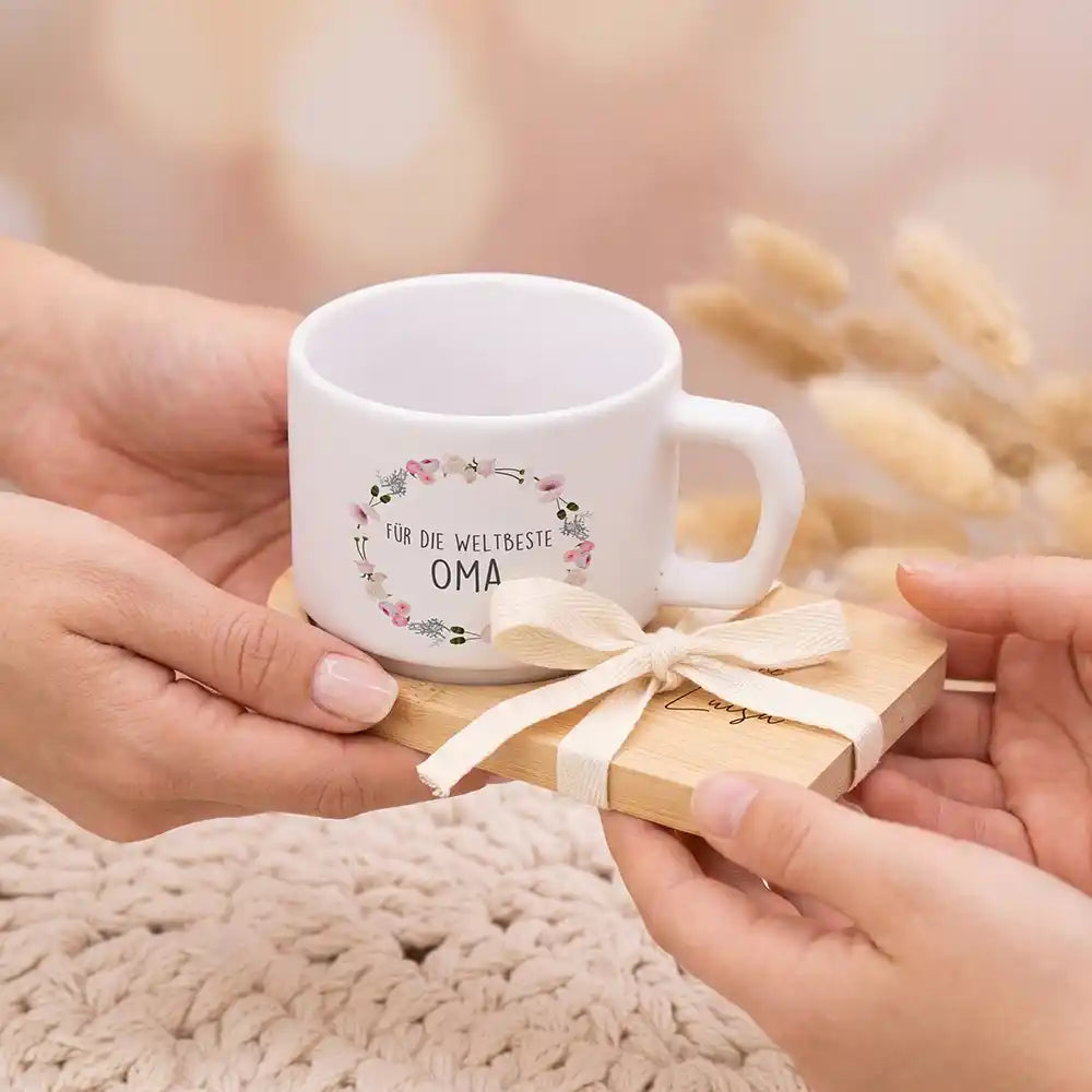 Tasse mit Wunschnamen Mama Blumenkranz Weltbeste Oma – Keramik mit Bambus-Untersetzer