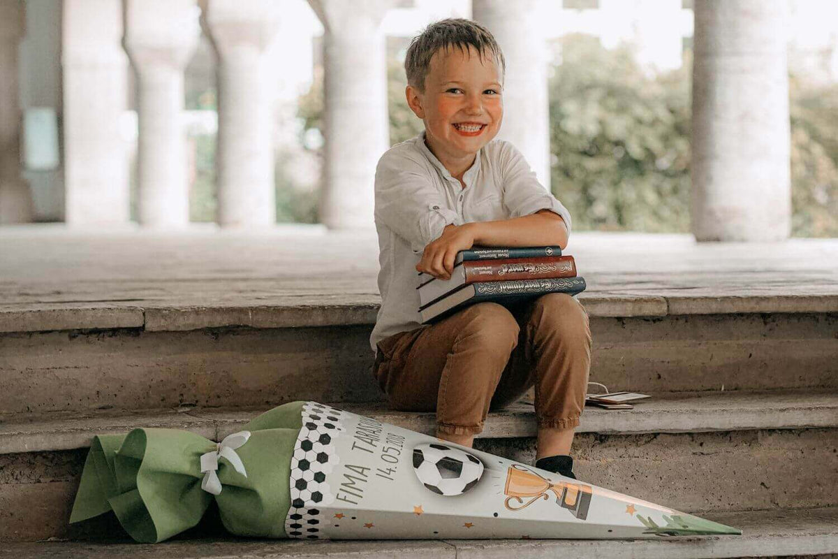 Kind freut sich am ersten Schultag über seine Einschulungsgeschenke