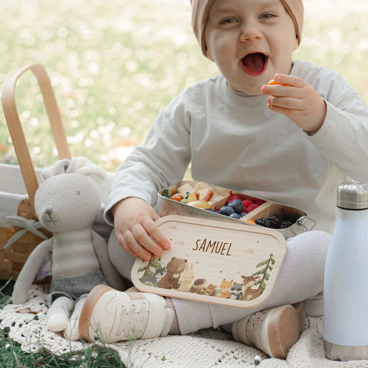Brotdose personalisiert mit waldtier motiv ist geöffnet und Obst und ein Toast ist zu sehen in der niedlichen Dose
