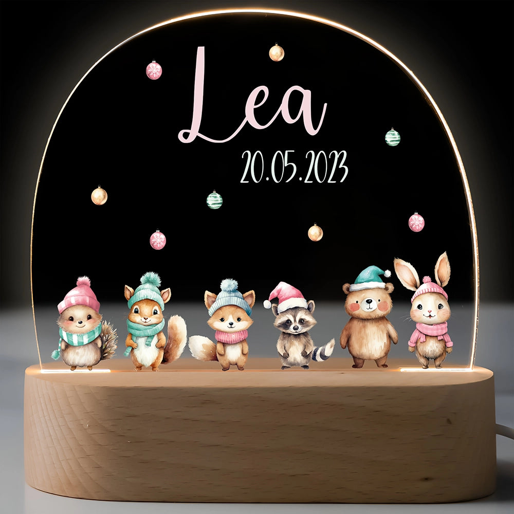 Personalisiertes Nachtlicht für Kinder mit Tieren mit Wintermützen, Name und Geburtsdatum – leuchtend auf Holzsockel