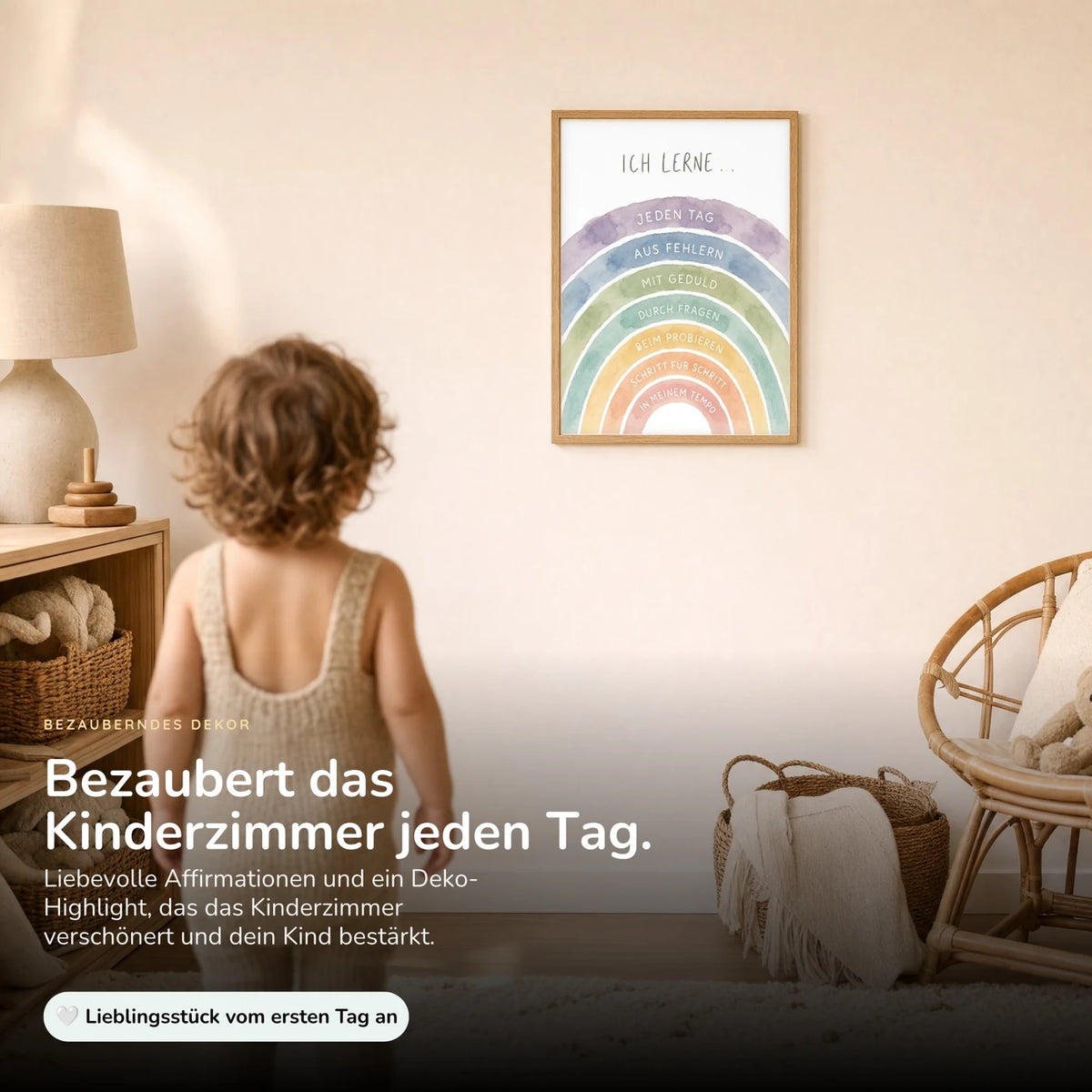 Kind vor dem Affirmationsposter „Regenbogen Ich lerne“ an der Wand – Bilder fürs Kinderzimmer