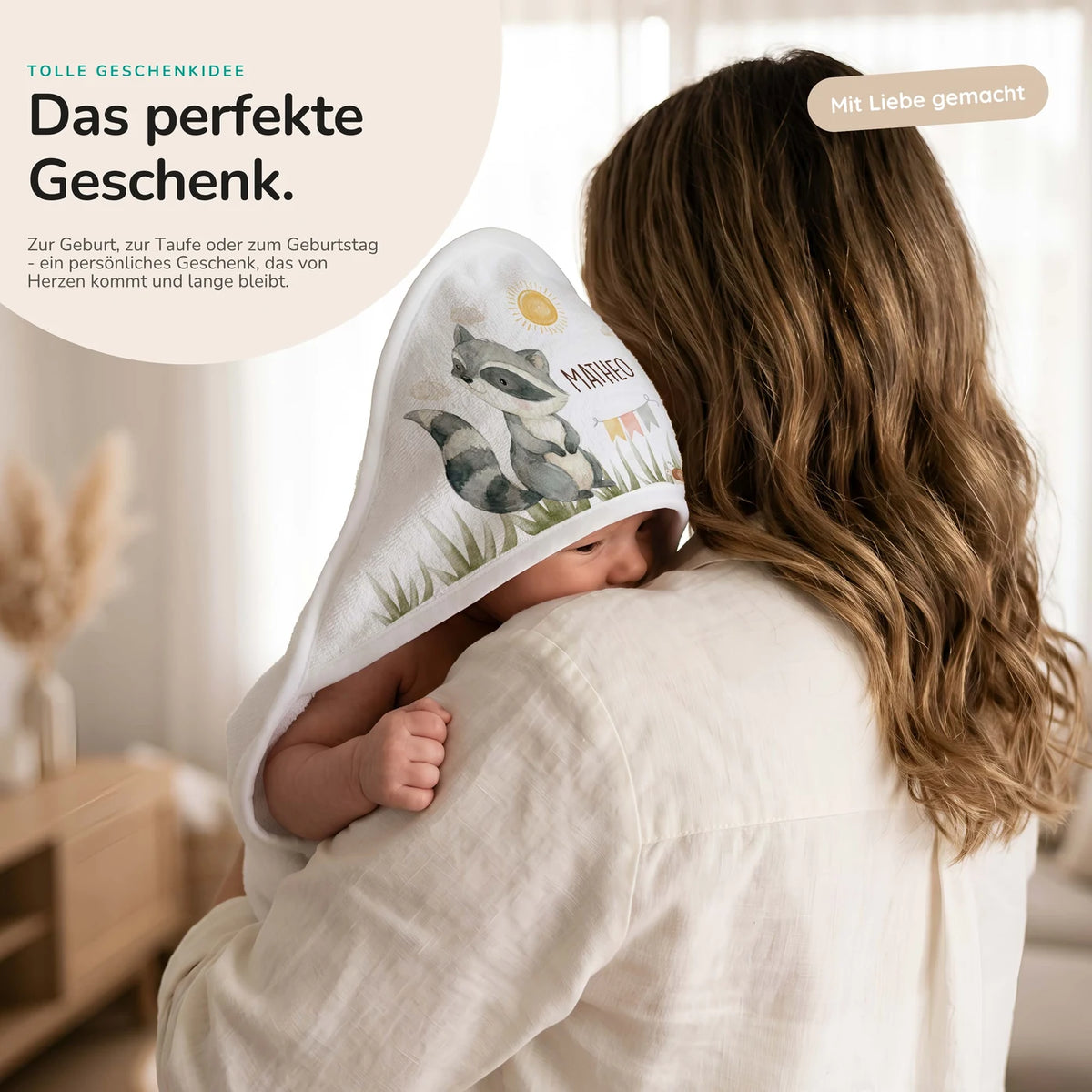 Personalisiertes Kapuzenhandtuch Baby – Waschbär Wiese
