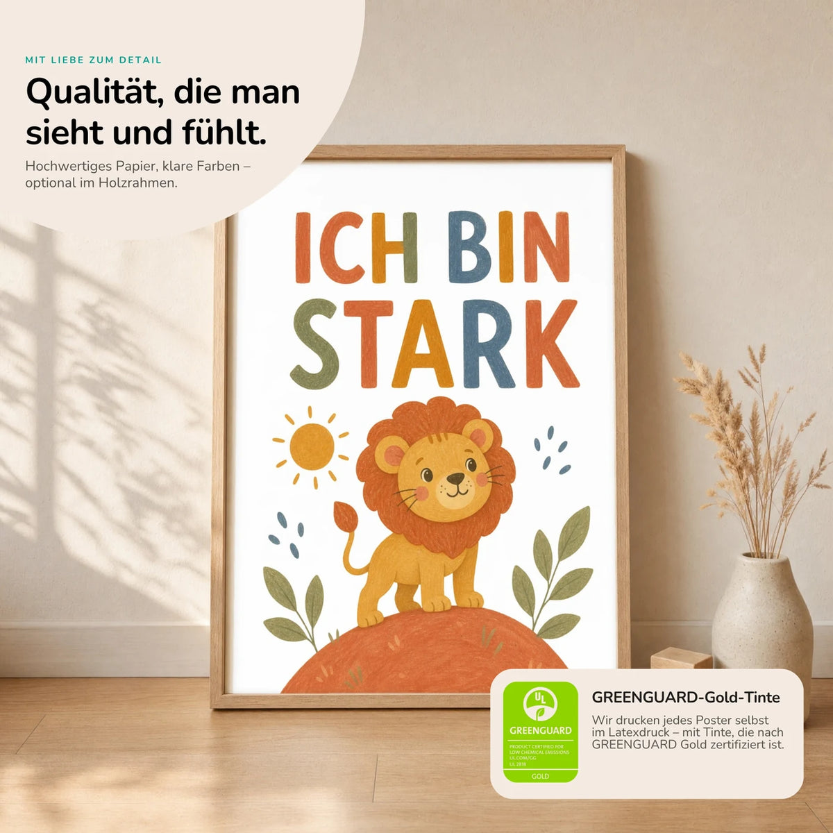 Kinderposter „Löwe Ich bin stark“ im Holzrahmen auf dem Regal – Poster mit Sprüchen fürs Kinderzimmer
