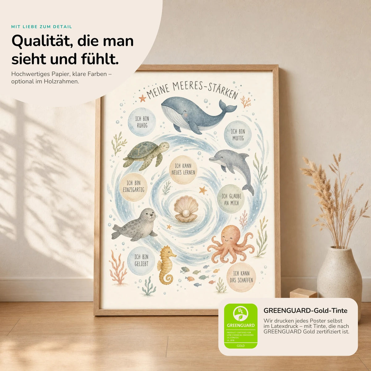 Kinderposter „Meeres-Stärken“ im Holzrahmen auf dem Regal – Poster mit Sprüchen fürs Kinderzimmer