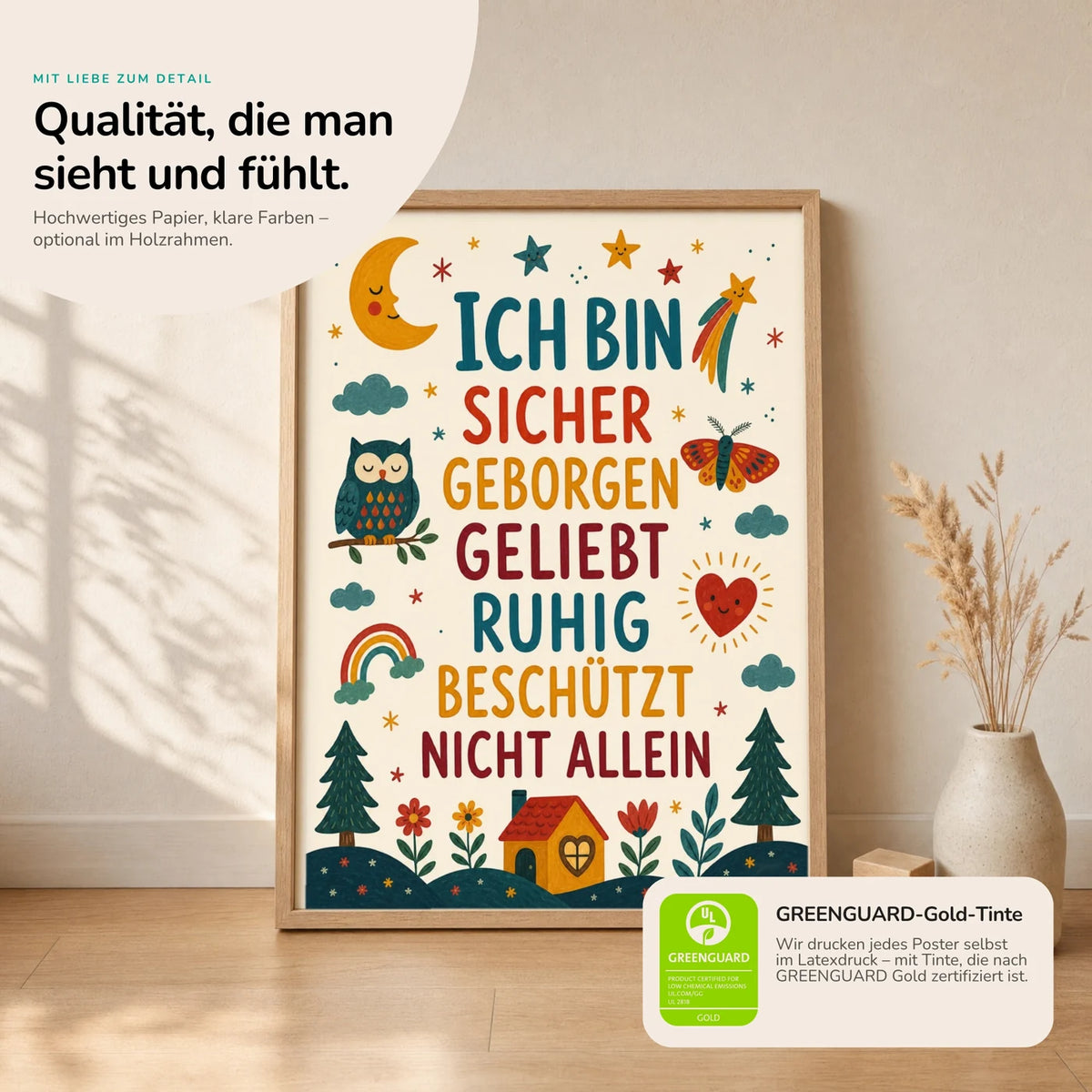 Kinderposter „Nachthimmel Ich bin sicher“ im Holzrahmen auf dem Regal – Poster mit Sprüchen fürs Kinderzimmer