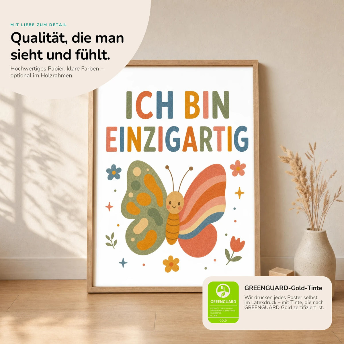Kinderposter „Schmetterling Ich bin ich“ im Holzrahmen auf dem Regal – Poster mit Sprüchen fürs Kinderzimmer