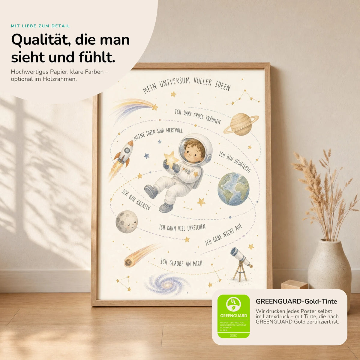 Kinderposter „Universum voller Ideen“ im Holzrahmen auf dem Regal – Poster mit Sprüchen fürs Kinderzimmer