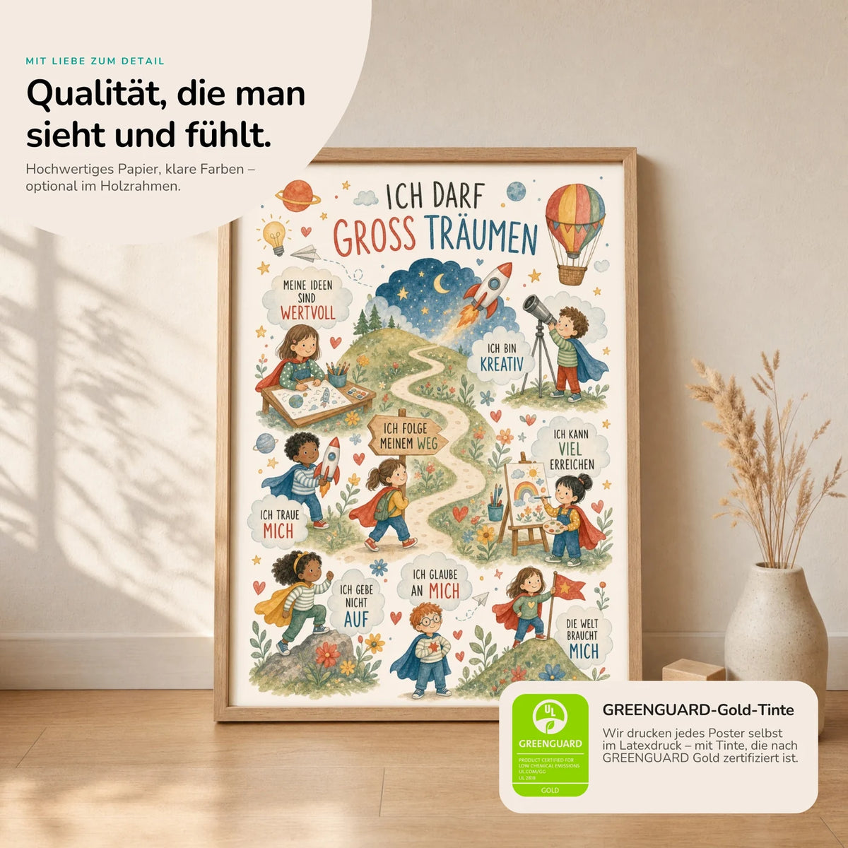 Kinderposter „Wimmelbild Groß träumen“ im Holzrahmen auf dem Regal – Poster mit Sprüchen fürs Kinderzimmer