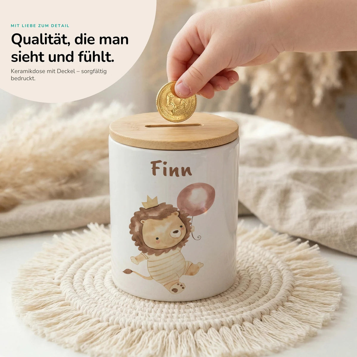 Personalisierte Spardose Löwe Geburtstag – Keramik & Bambus mit Wunschname