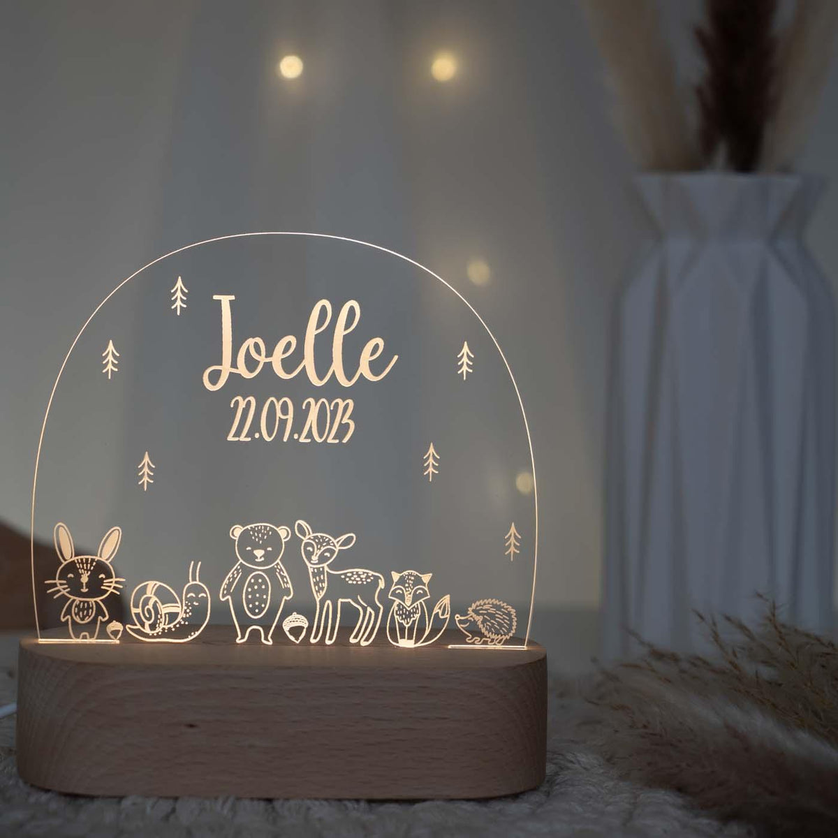 nahaufnahme der nachtlampe mit baby waldtiere und namen