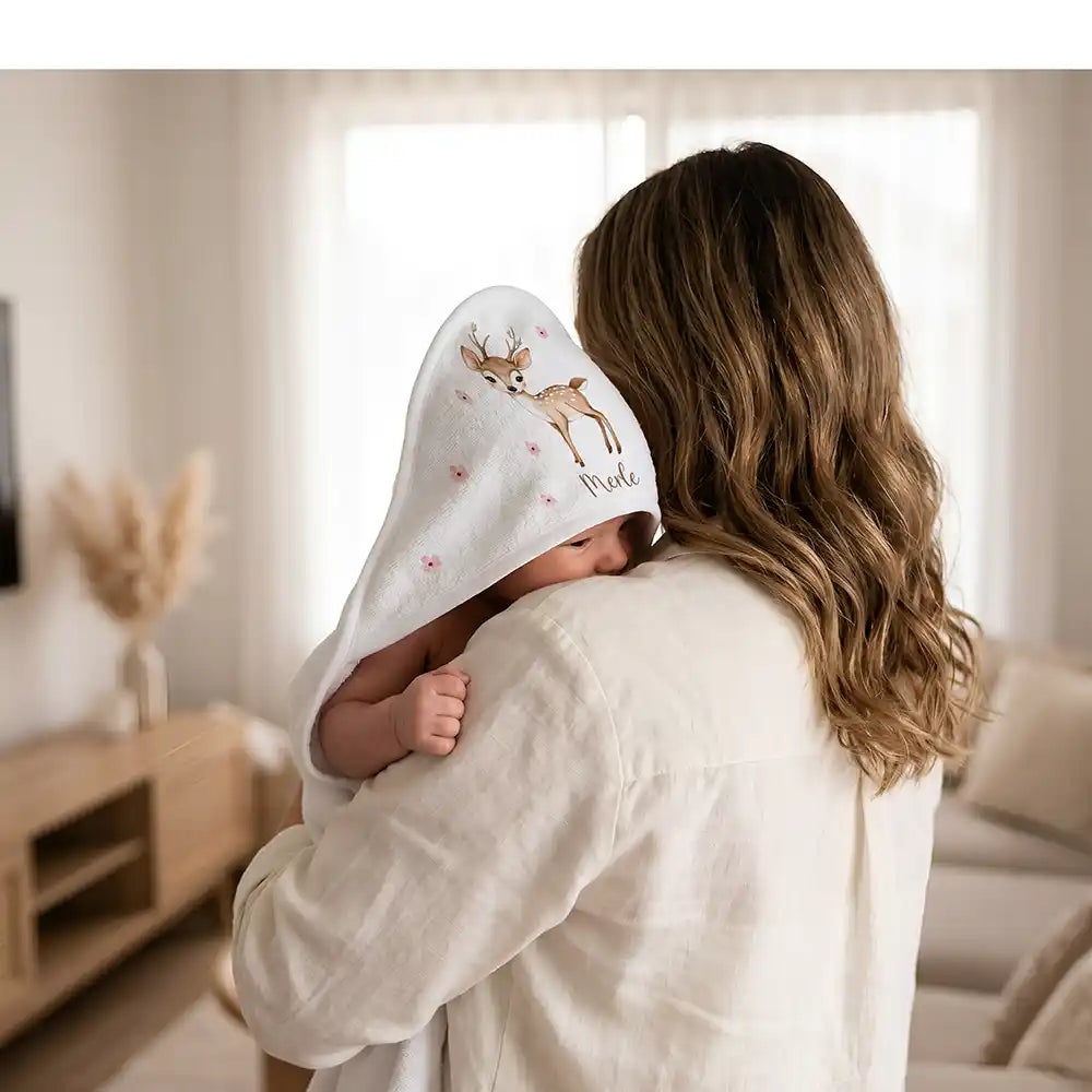 Personalisiertes Kapuzenhandtuch Baby Reh Blüten – Kuscheln nach dem Bad mit Mama