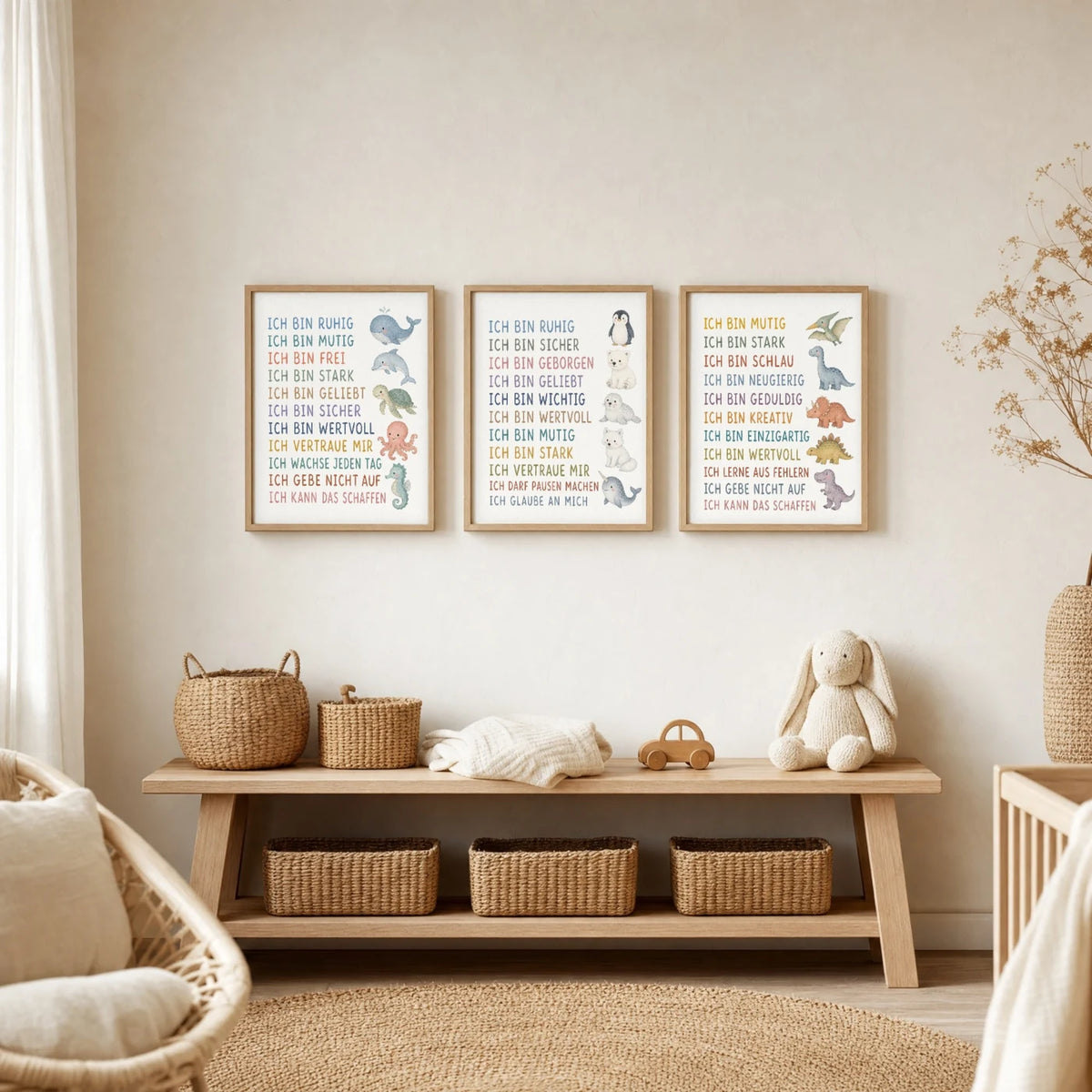 Kinderzimmer Deko: Affirmationsposter „Arktistiere“ zusammen mit weiteren Motiven an der Wand