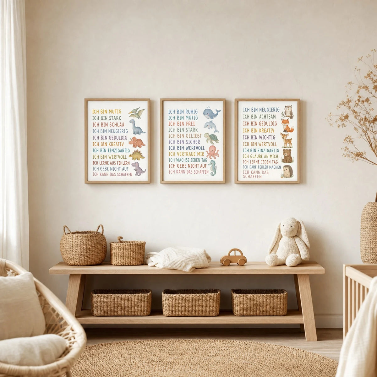 Kinderzimmer Deko: Affirmationsposter „Meerestiere“ zusammen mit weiteren Motiven an der Wand