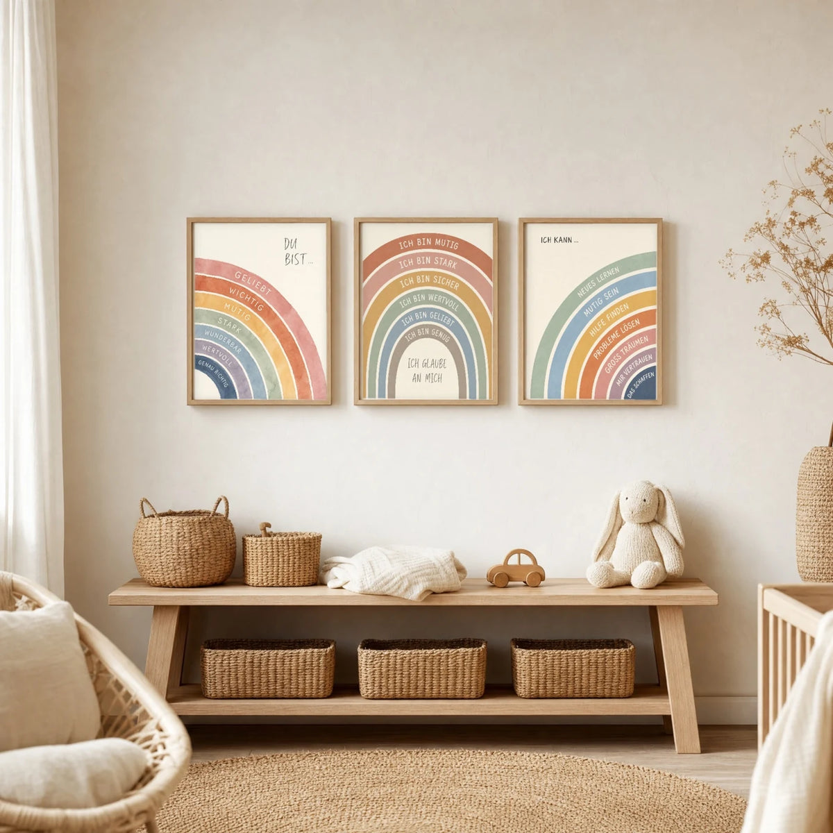 Kinderzimmer Deko: Affirmationsposter „Regenbogen Creme“ zusammen mit weiteren Motiven an der Wand