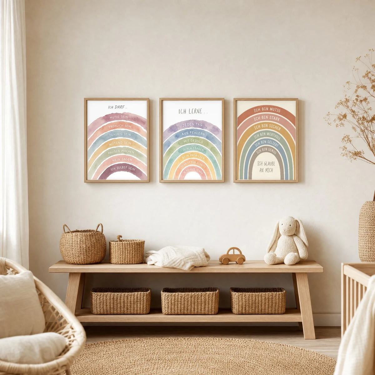 Kinderzimmer Deko: Affirmationsposter „Regenbogen Ich lerne“ zusammen mit weiteren Motiven an der Wand