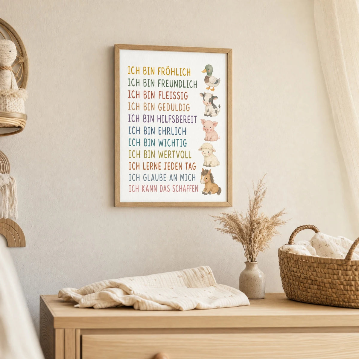 Wandbild Kinderzimmer: Affirmationsposter „Bauernhoftiere“ im Holzrahmen über der Kommode