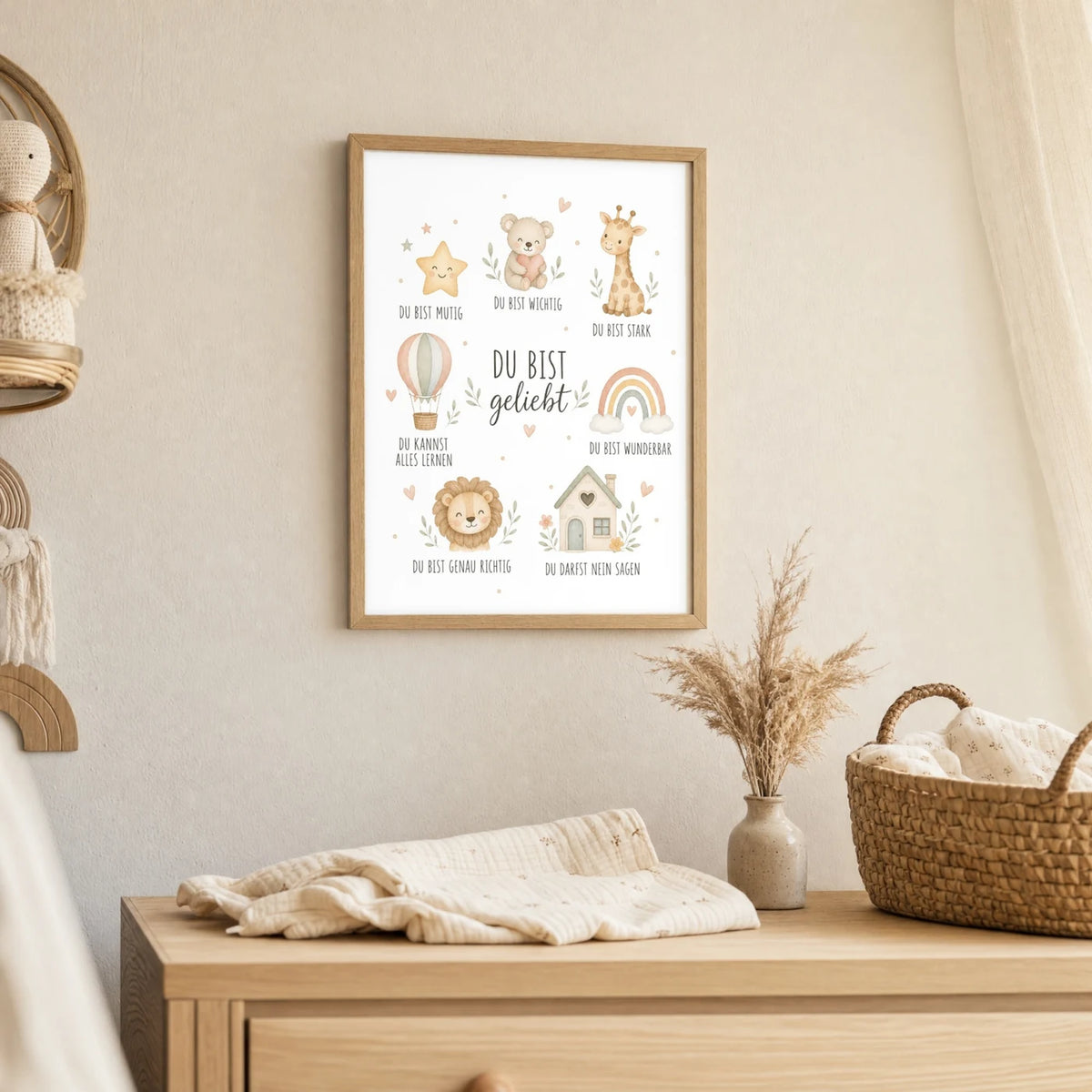 Wandbild Kinderzimmer: Affirmationsposter „Collage Du bist geliebt“ im Holzrahmen über der Kommode