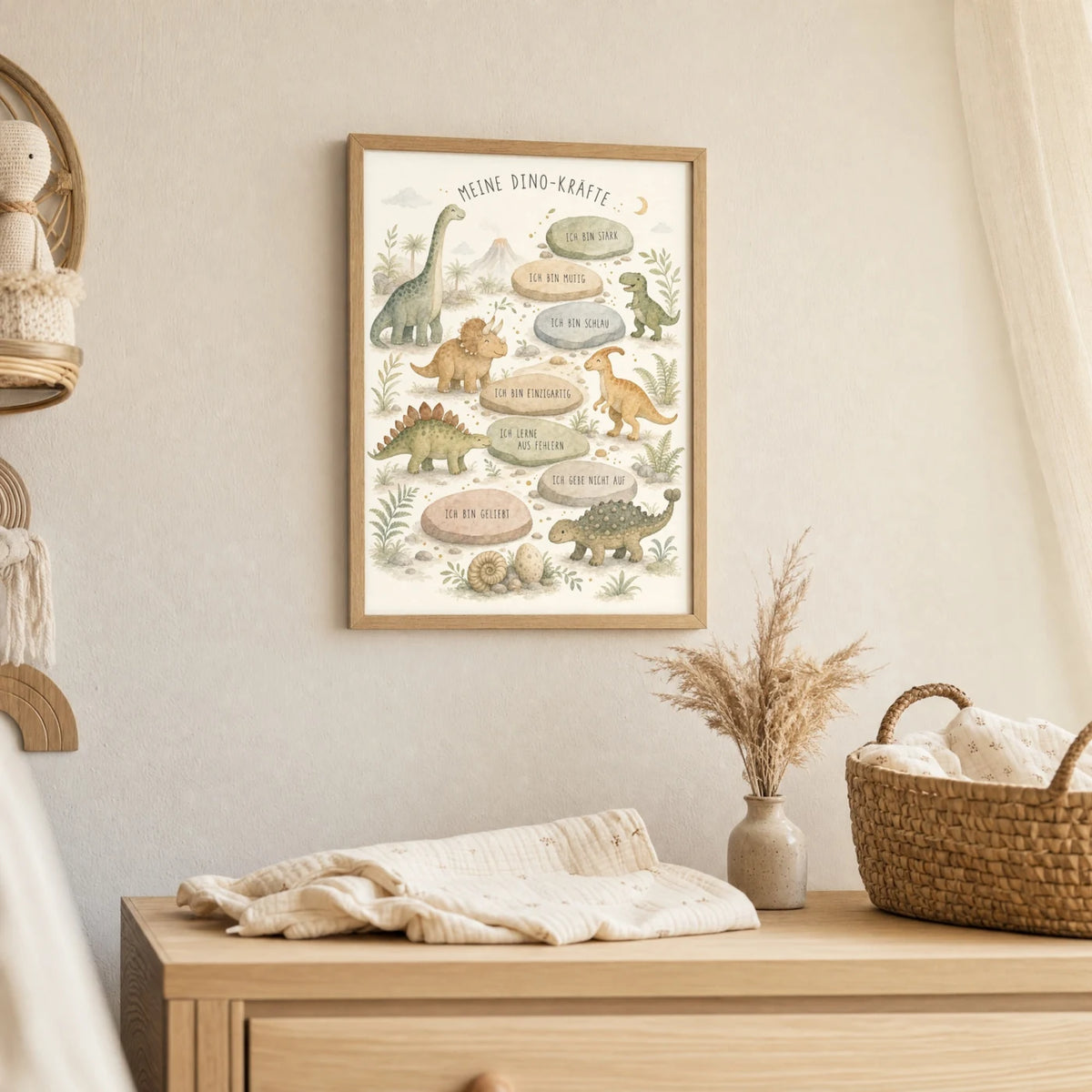 Wandbild Kinderzimmer: Affirmationsposter „Dino-Kräfte“ im Holzrahmen über der Kommode